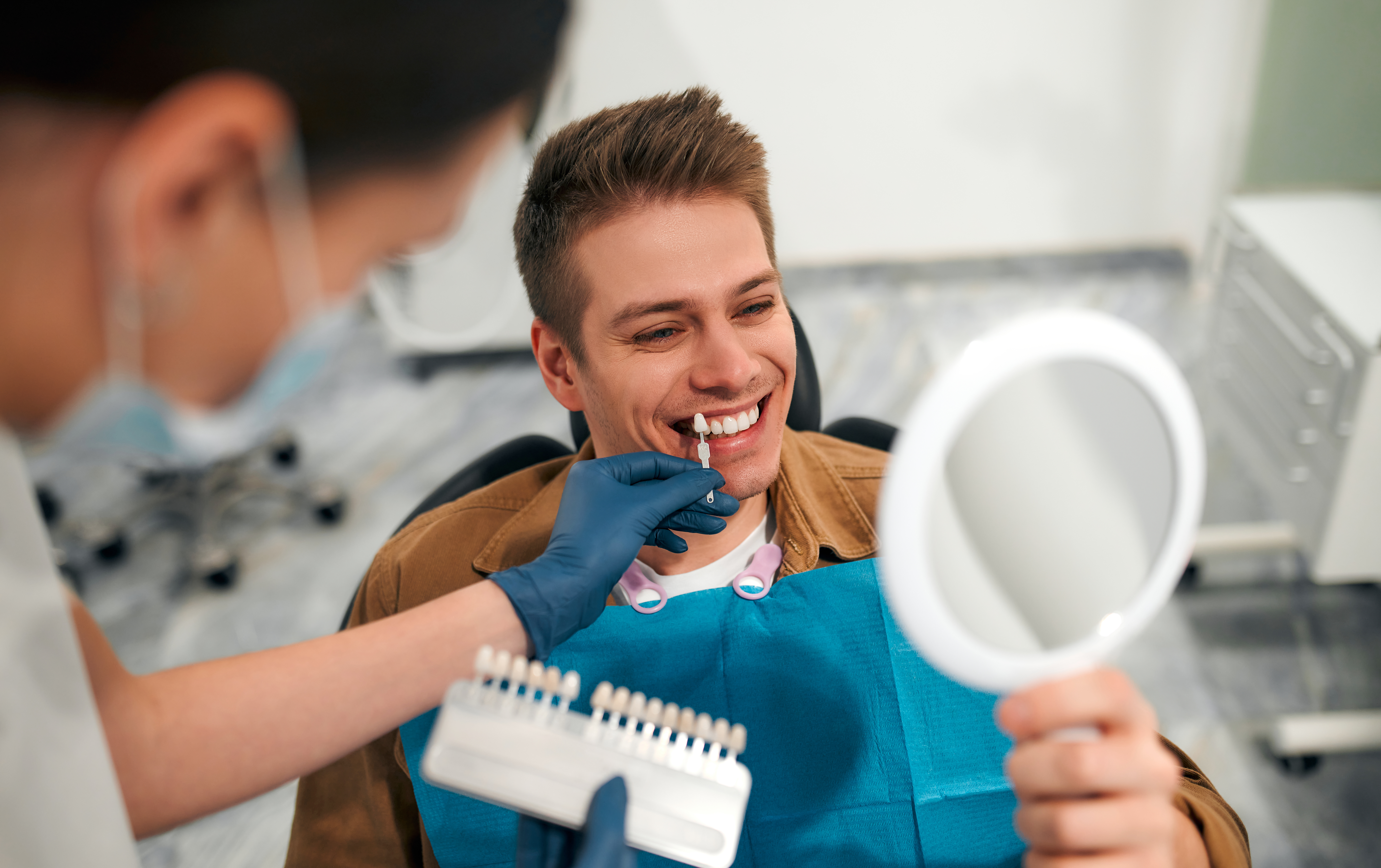 Vor- und Nachteile von Veneers für schöne Zähne